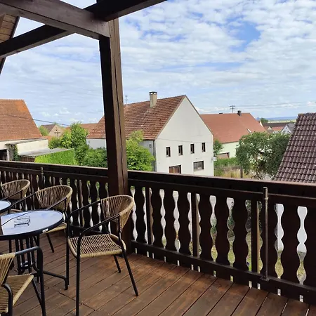 Grosszuegige Mit Balkon Und Aussenbereich Im Gaestehaus - Apartmán
